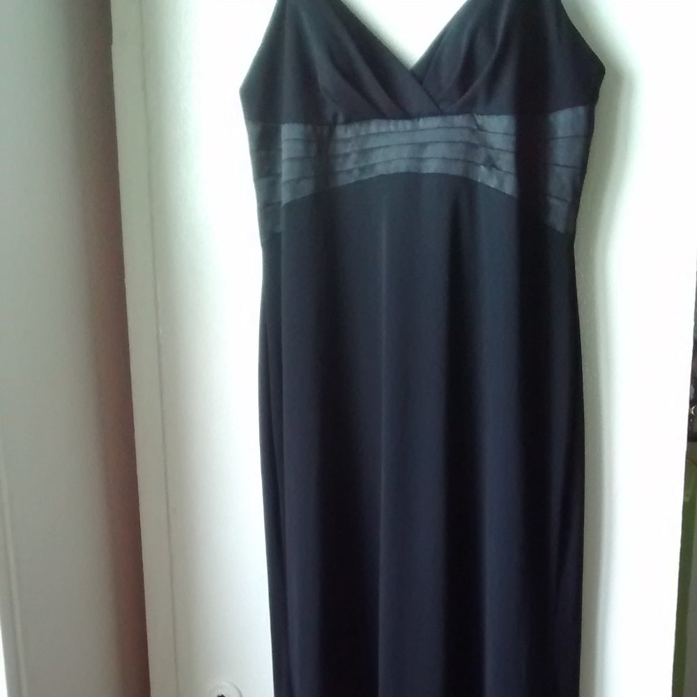 BLACK GOWN - Picture 6 of 8